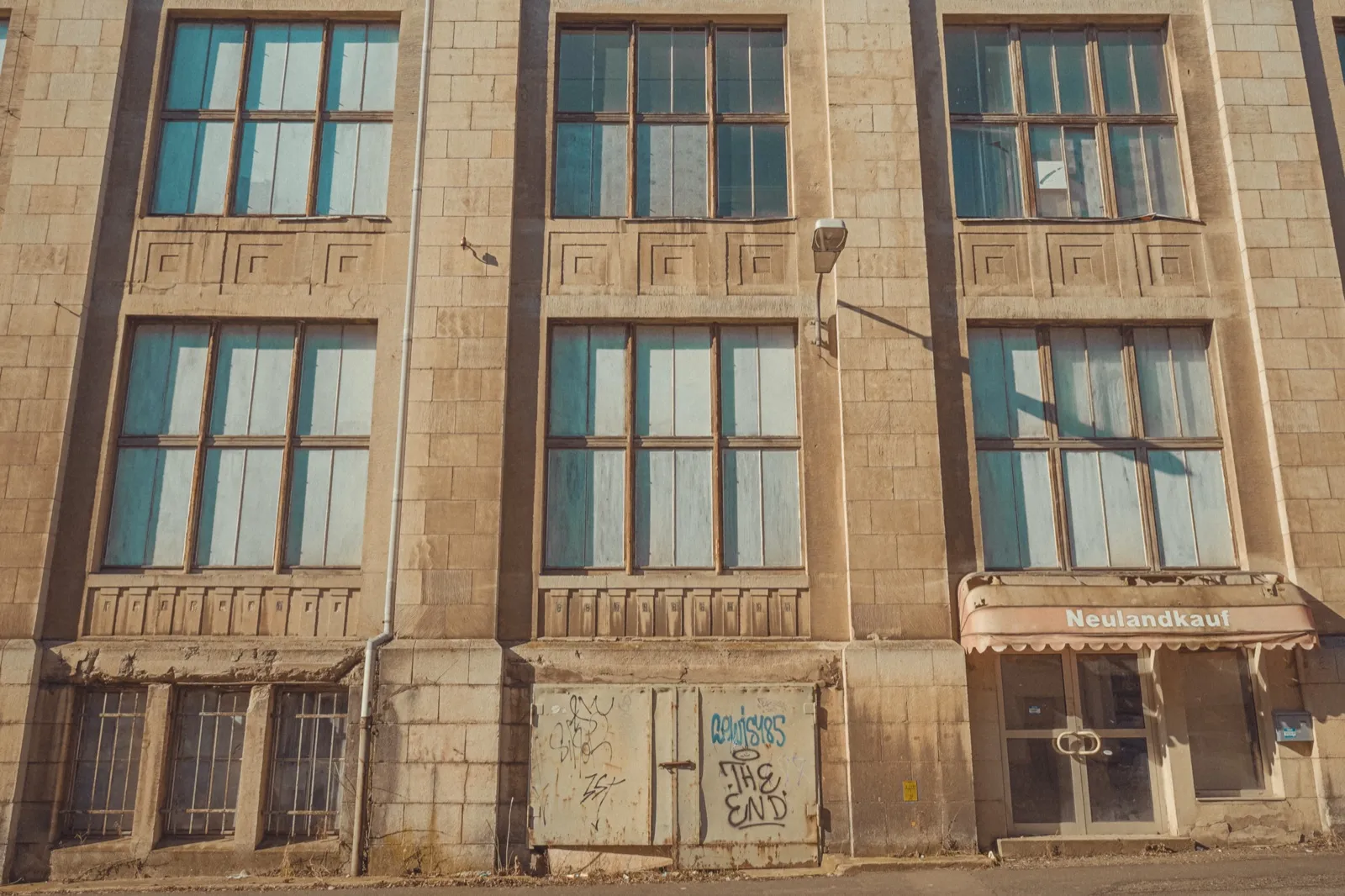 IKLE & REIS — façade at current stage