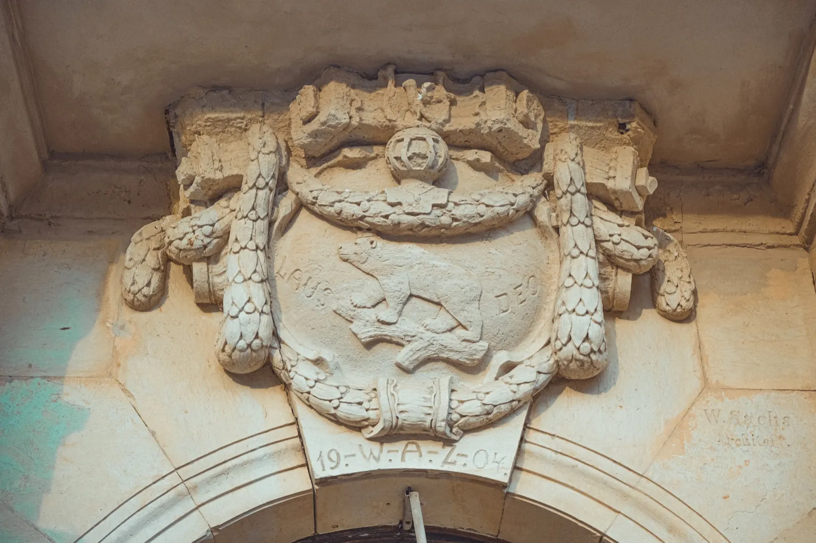 Oberlosa Rittergut — blazonul original sculptat în 1904, deasupra intrării