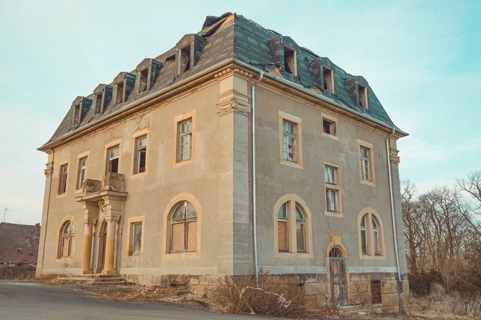 Oberlosa Rittergut — manor at current stage, roof works underway