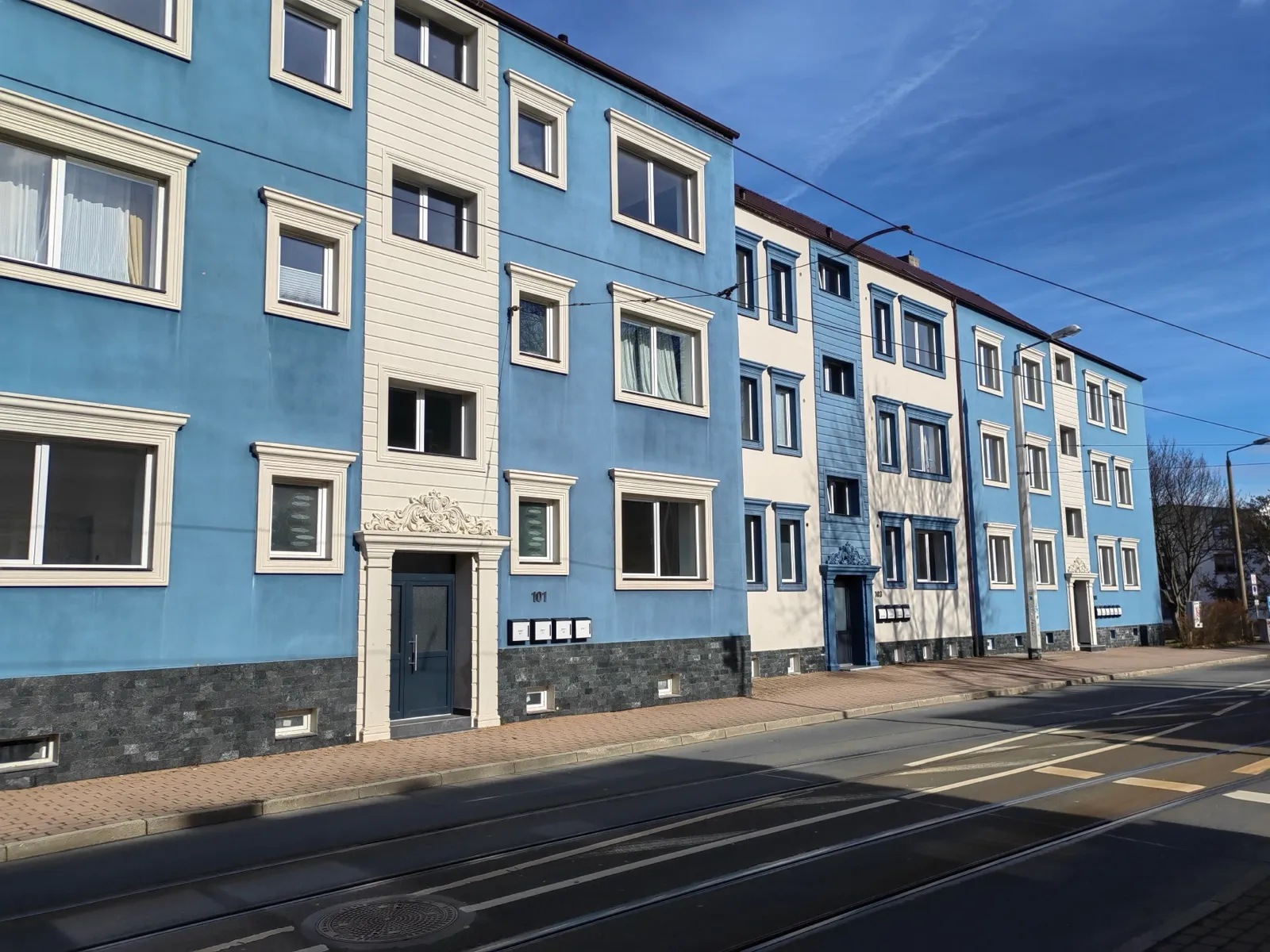 Reusaer Straße astăzi — clădirile renovate, locuite