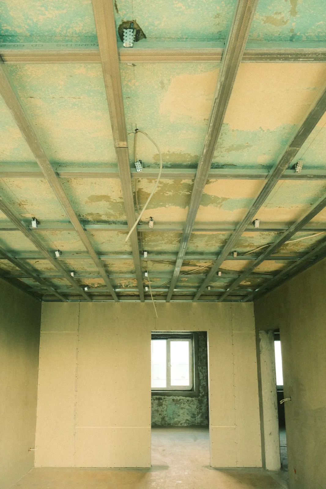 Structură pentru tavan suspendat și lucrări de gips-carton în curs, proiectul Rötha, lângă Leipzig